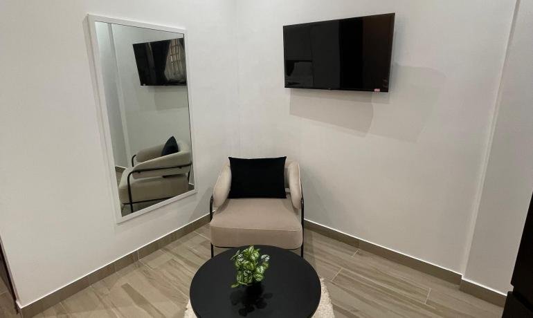 Chambre Adjohoun : Un Voyage Sensoriel aux Sources de l'Ouémé 🌿🍃